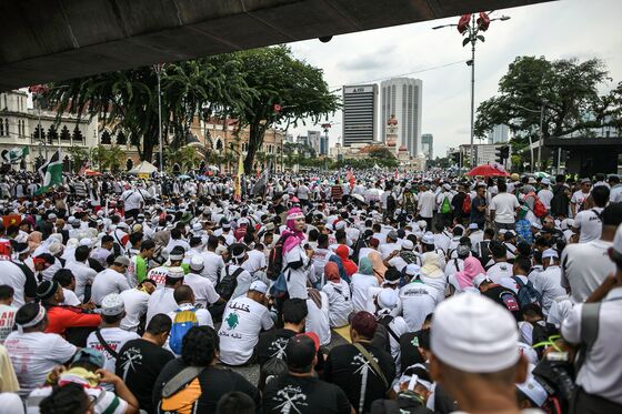 Mahathir Faces First Major Rally as Protesters Gather in Capital