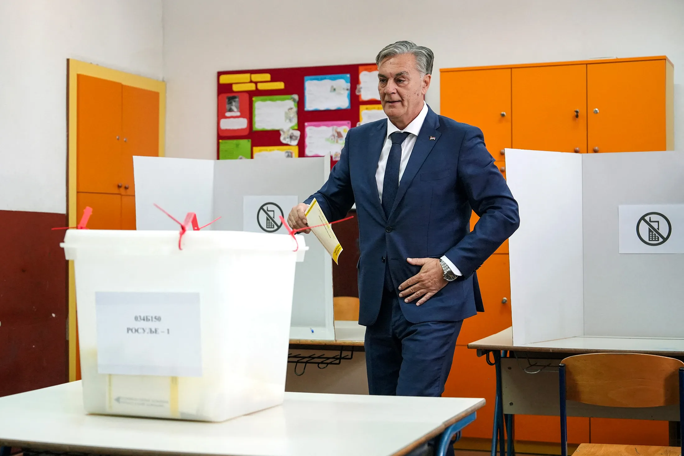 Sinisa Karan casts a ballot during a pre-term presidential elections in&nbsp;Banja Luka,&nbsp;Bosnia and Herzegovina,&nbsp;on Nov.&nbsp;23.