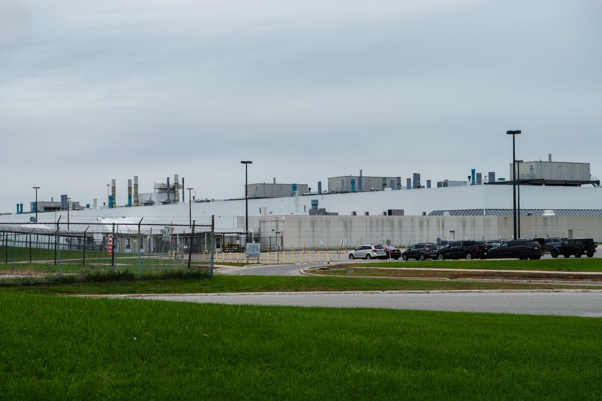 bloomberg.com - Melissa Shin - Stellantis Tells Workers at Canada Plant It Has No Future There
