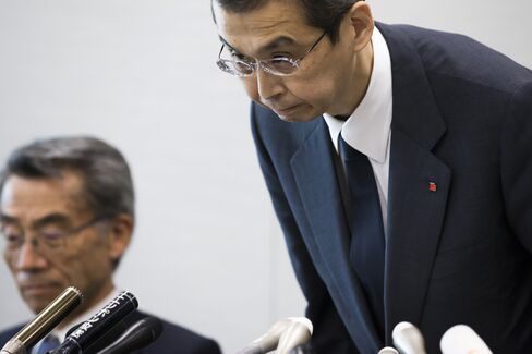 会見で頭を下げる高田重久氏と須藤弁護士