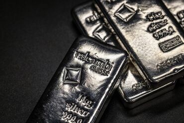 Gold Falls on Stronger Dollar as US Offers Auto Tariff Reprieve