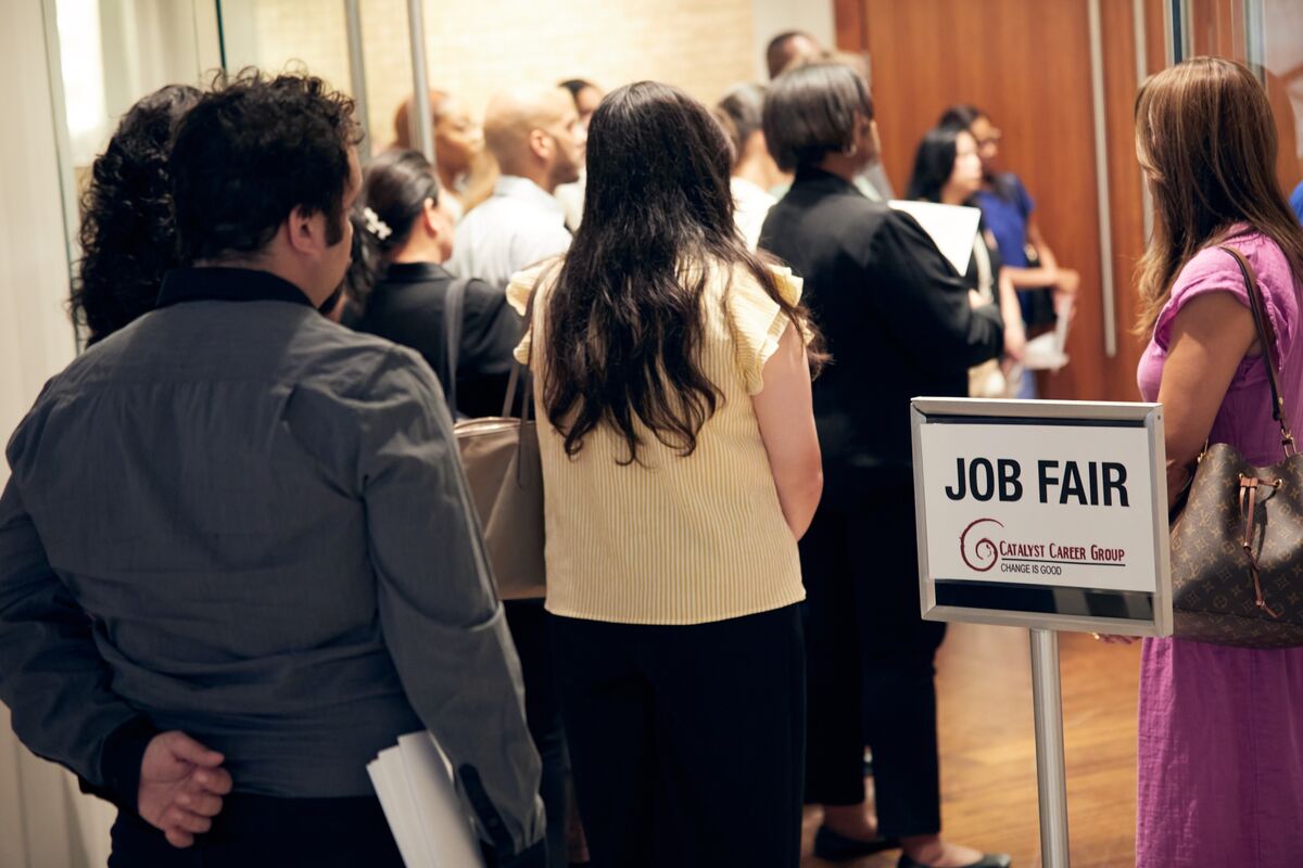 US Employers Unexpectedly Shed Jobs, Unemployment Rate Falls