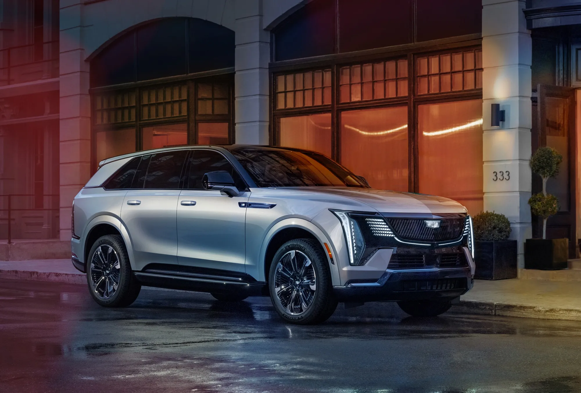 GM Bets on 130 000 Escalade EV With 450 Mile Range Bloomberg