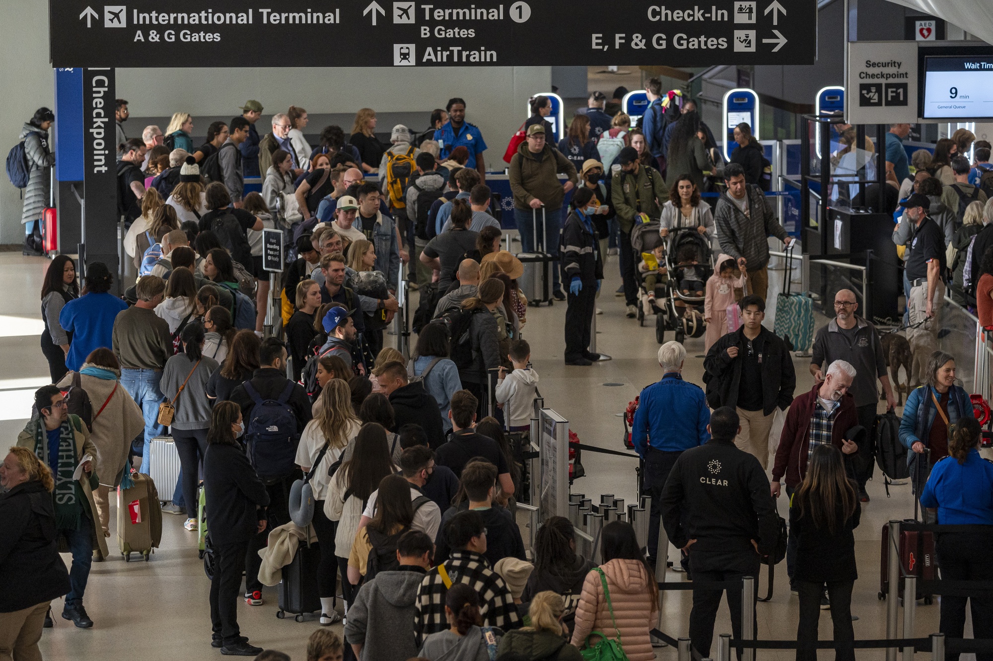 Ταξιδιώτες στο αεροδρόμιο SFO ενόψει των διακοπών των Χριστουγέννων
