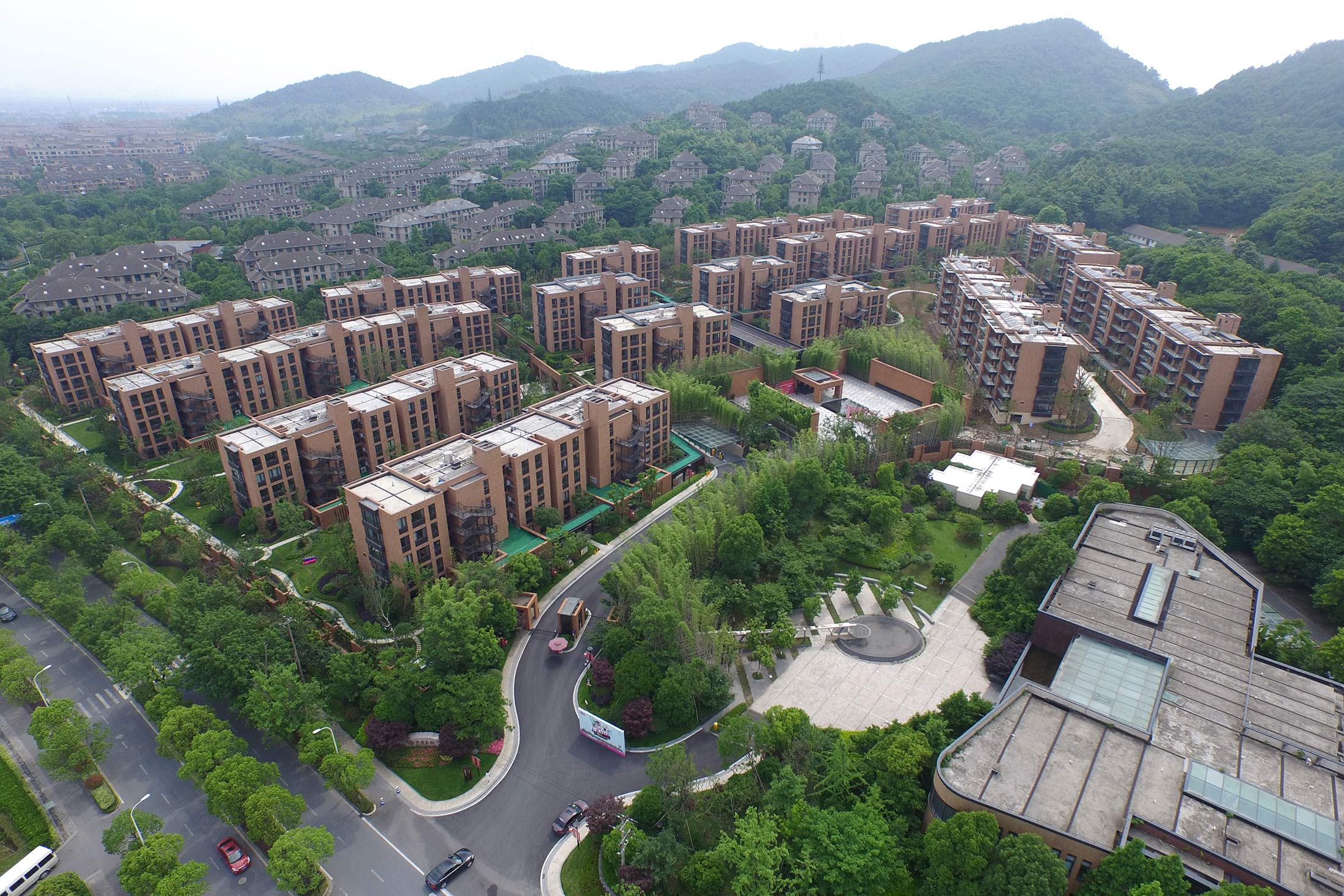 Battle for Control of China's Biggest Developer Spooks Fund Managers