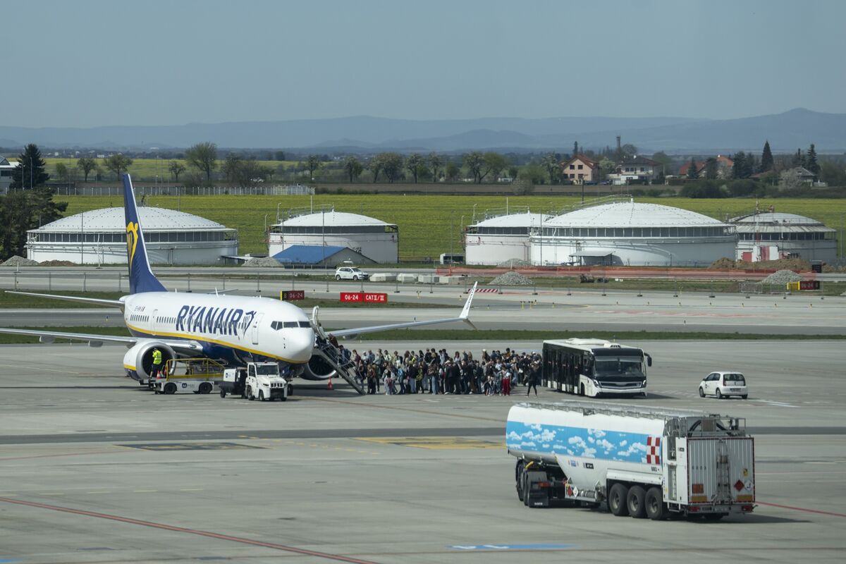 bloomberg.com - Ewa Krukowska - EU to Clarify That Airlines Can Use Jet-A Fuel Amid Hormuz Block