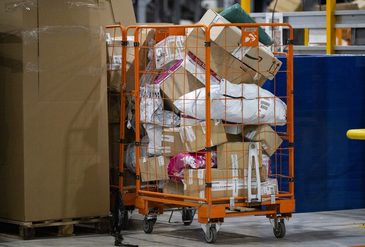 France plans fees on small parcels from China starting 2026