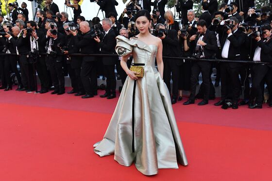 Shanghai Bourse Bans Film Star, Highlighting Celebrity Crackdown