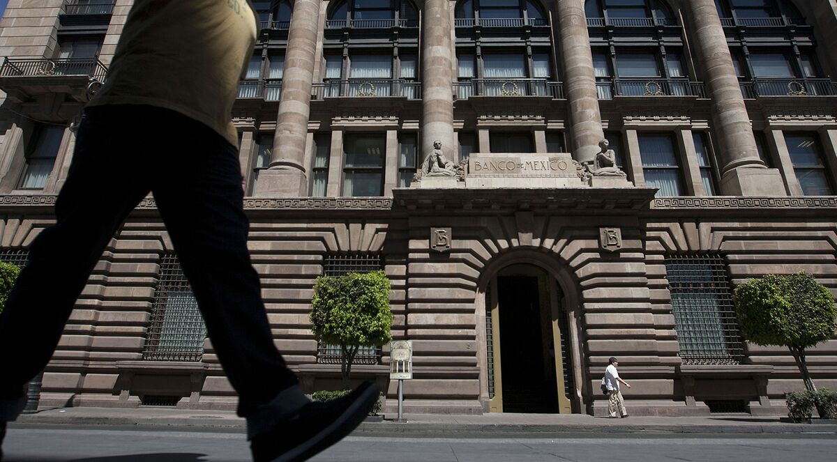 Banco Central de México sorprende a economistas con alza de tasas