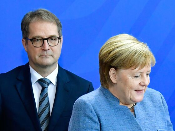 Merkel Adviser Warns of Rising Recession Risk on Industry Slump