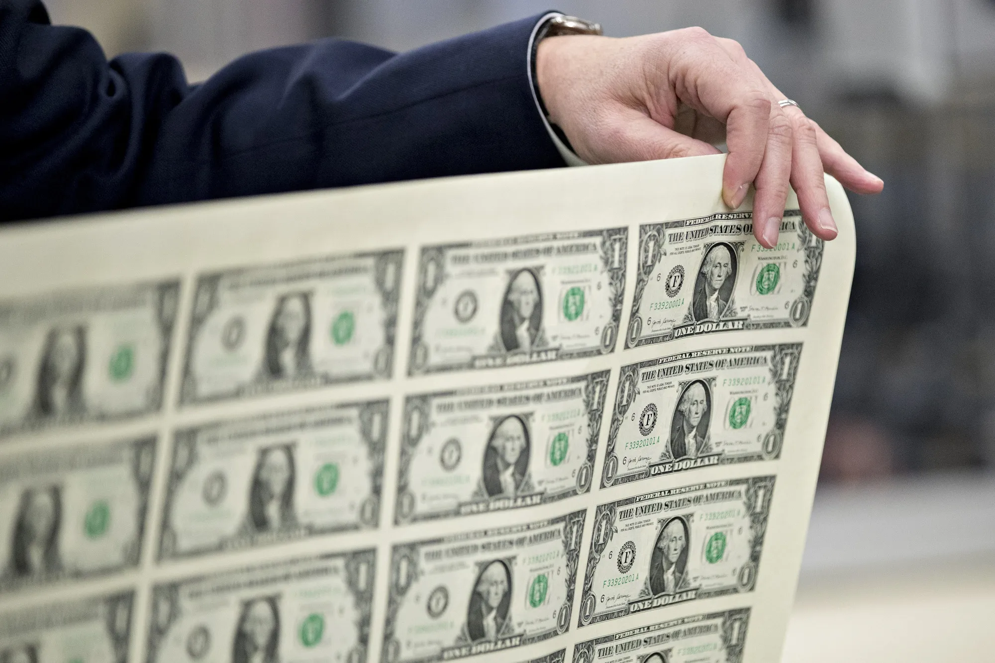 米ドルなんて忘れよう、値上がりは実体欠く－豪ドルやフランに妙味 - Bloomberg