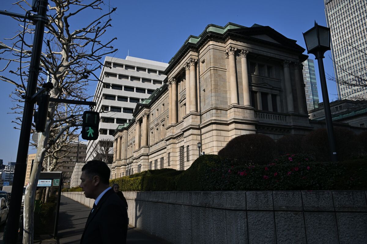 BOJ Watchers Expect Delay in Rate Hikes With Lower Terminal Rate - Bloomberg