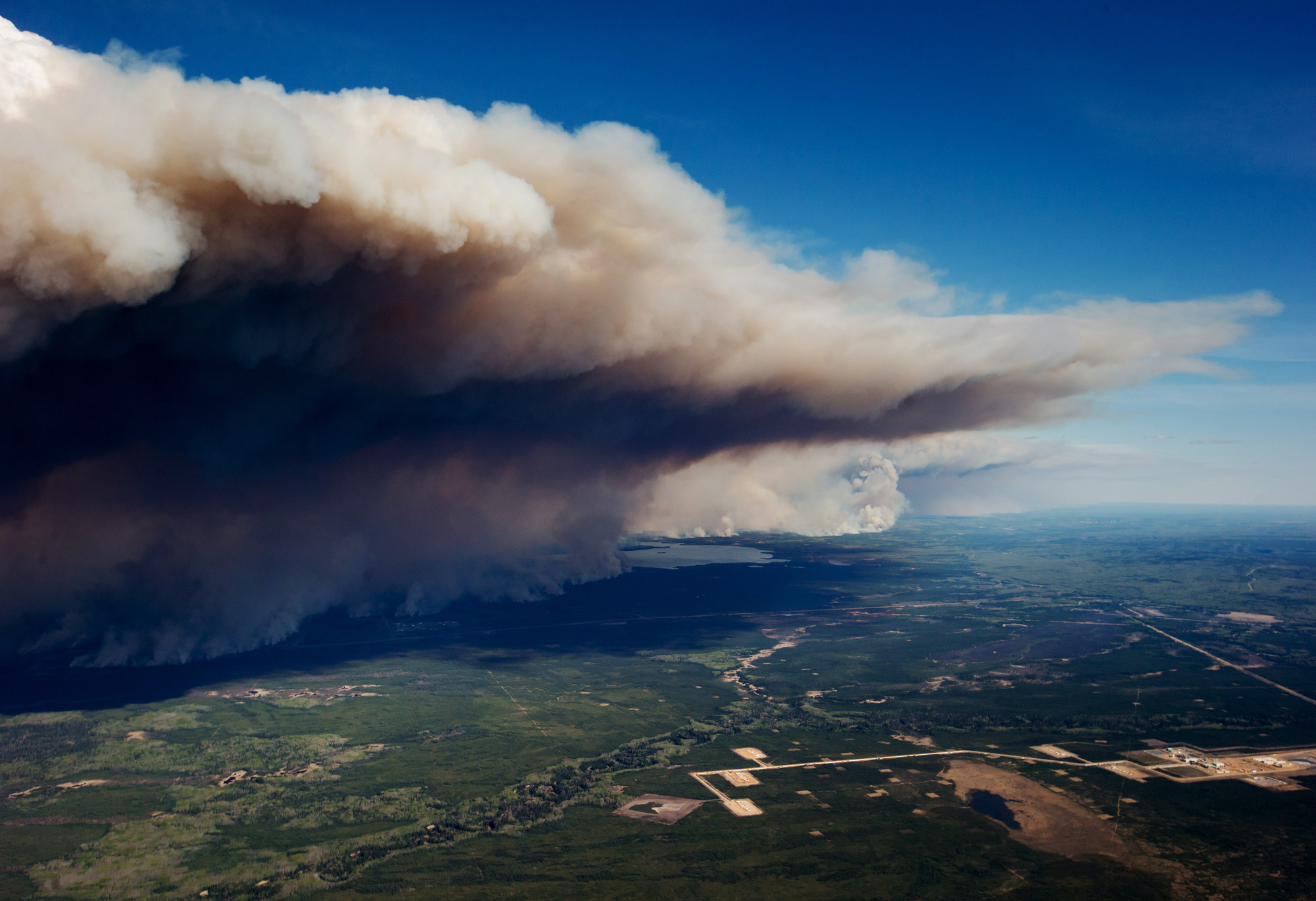 カナダ西部の山火事 主要なオイルサンド施設に接近 生産に影響 Bloomberg