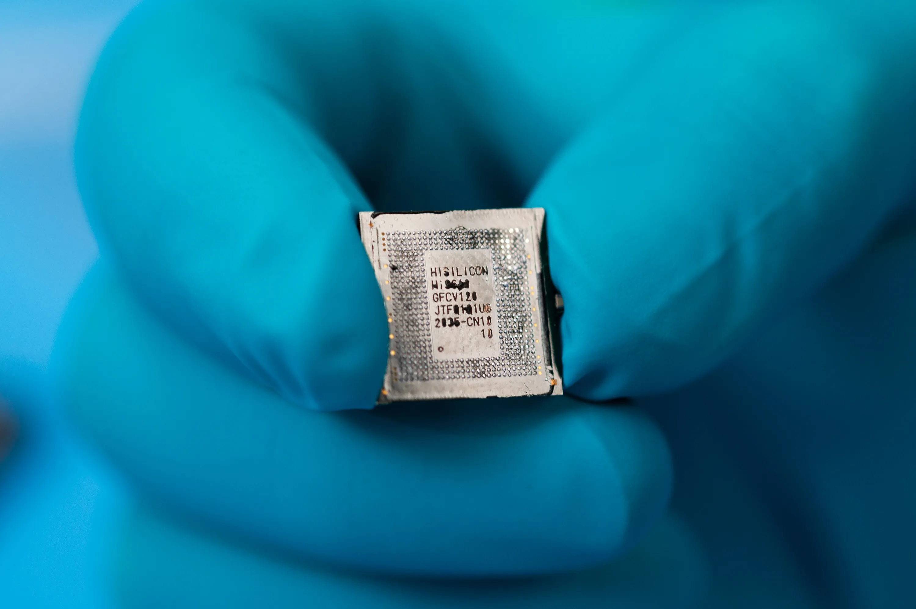 A Semiconductor Manufacturing International Corp. (SMIC)&nbsp;chip from a Huawei&nbsp;smartphone.