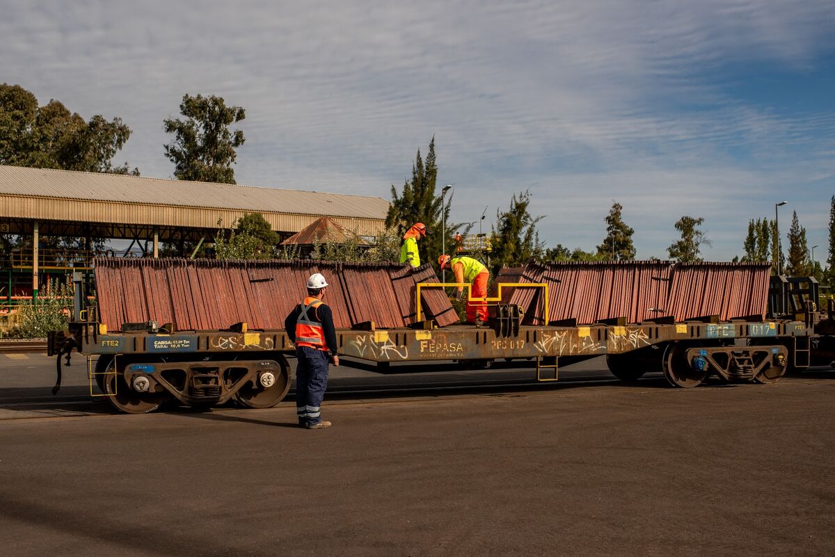 Chile's Economy Unexpectedly Stalls in Fresh Setback for Kast