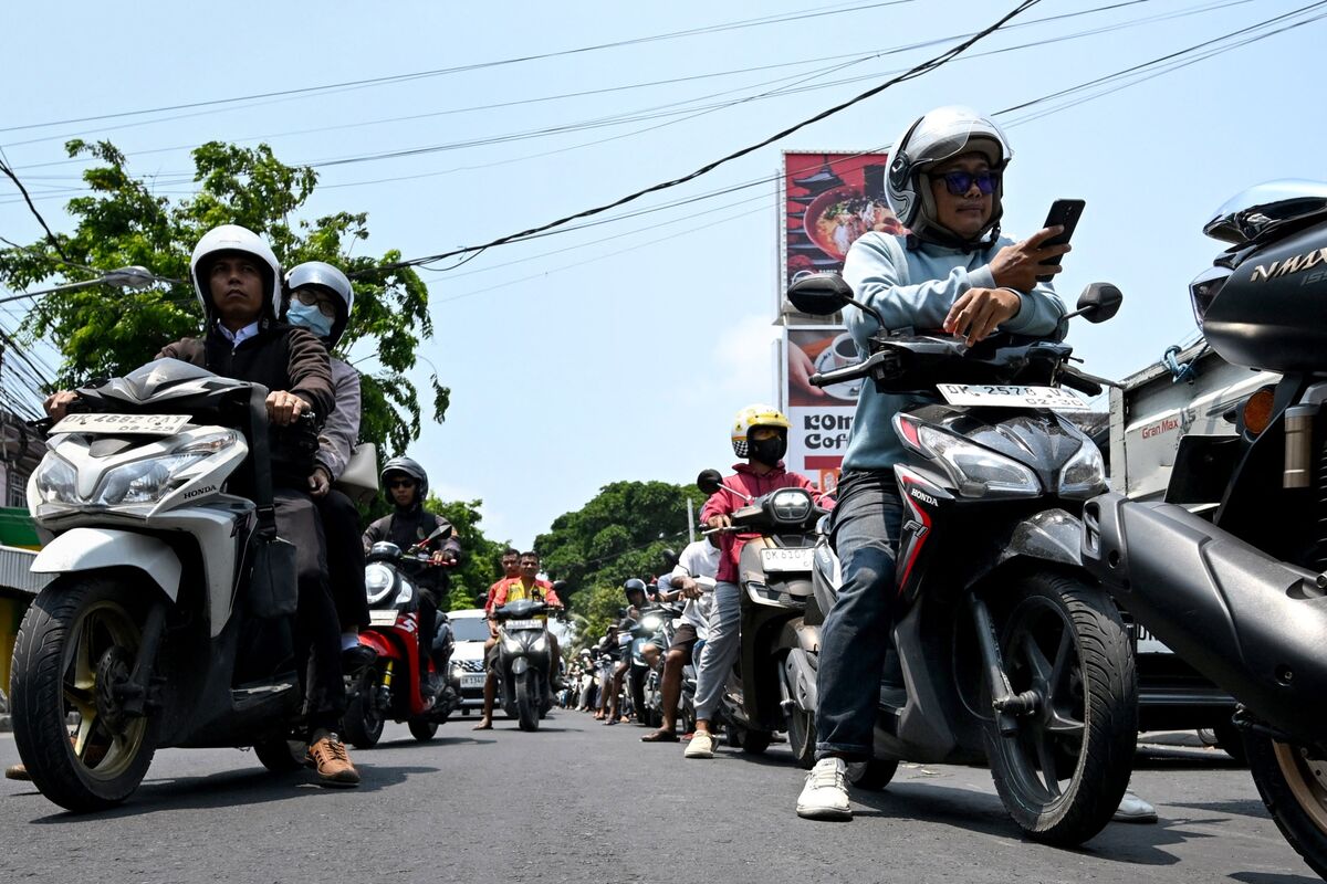 Bali Motorists Line Up as Fuel Shortages Hit Parts of Indonesia