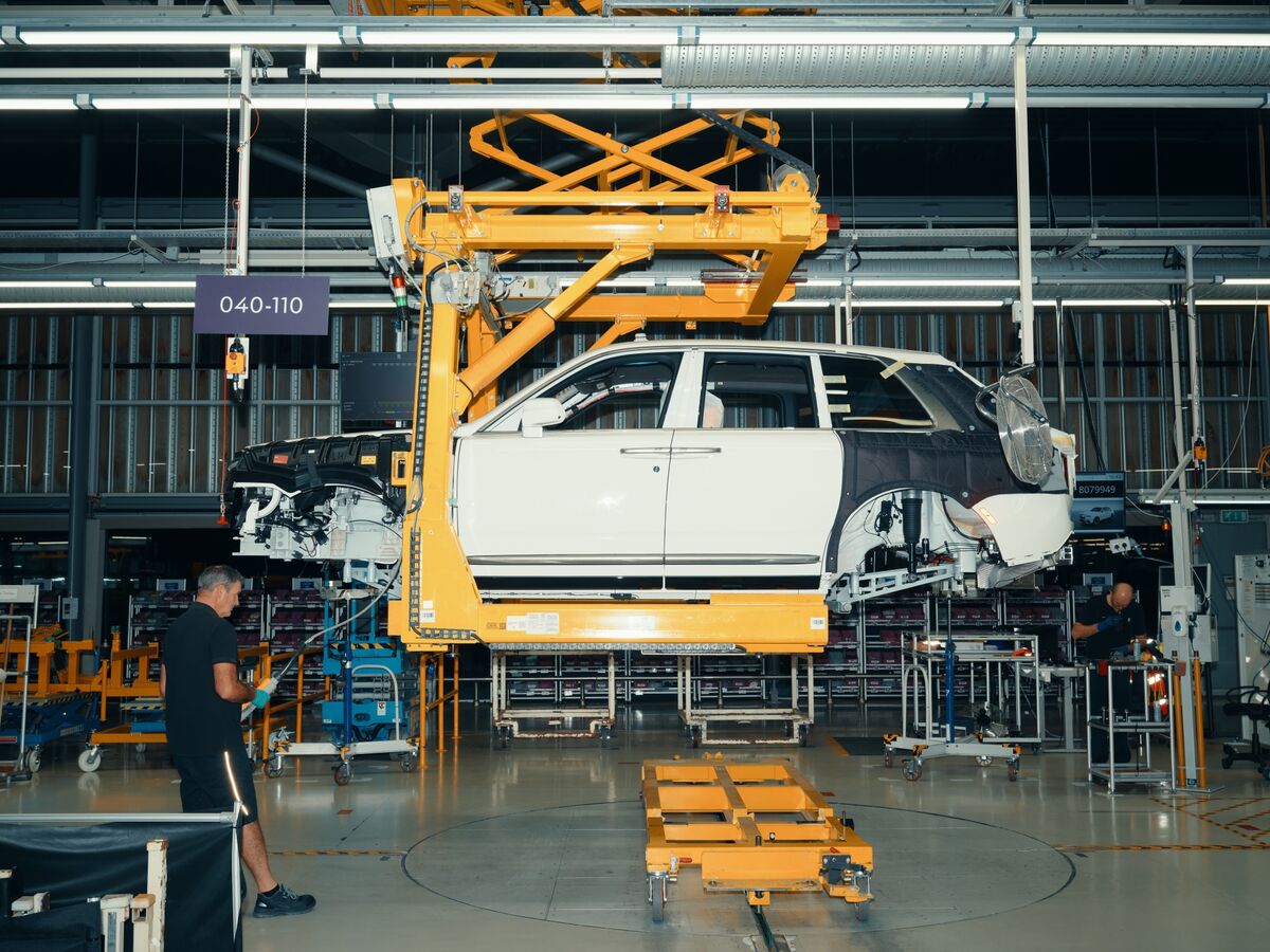 Economy Unexpectedly Grows In Shift to Manufacturing