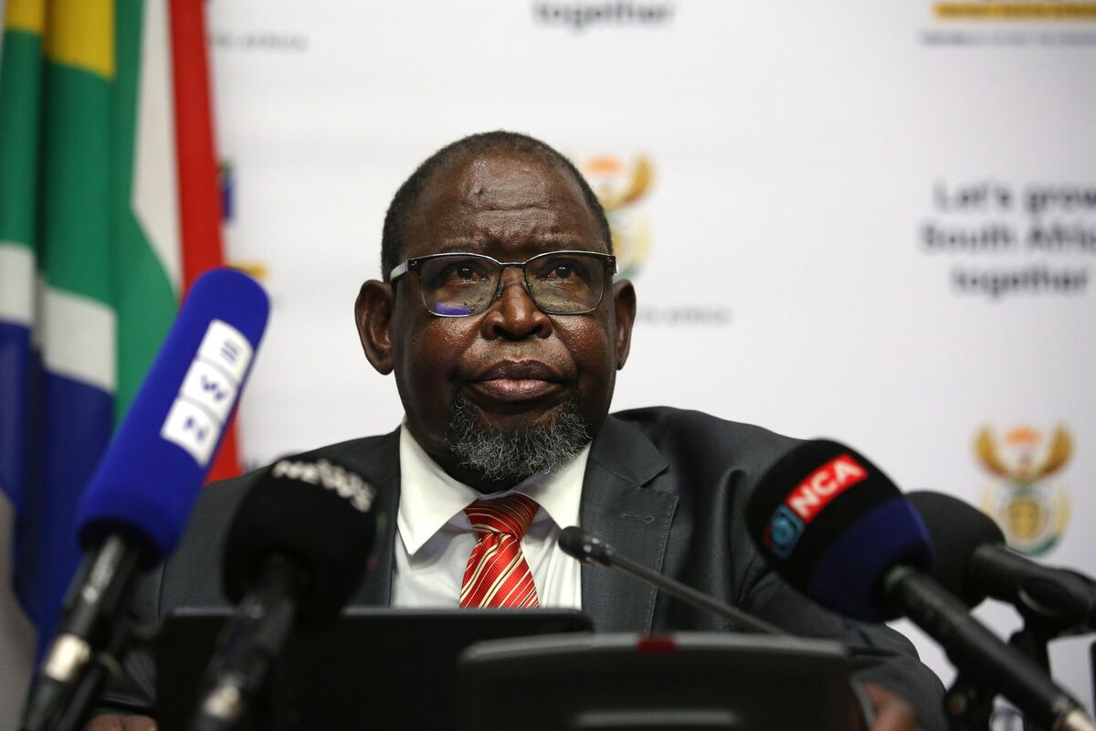 South African Finance Minister Signals State Wage Offer at Limit