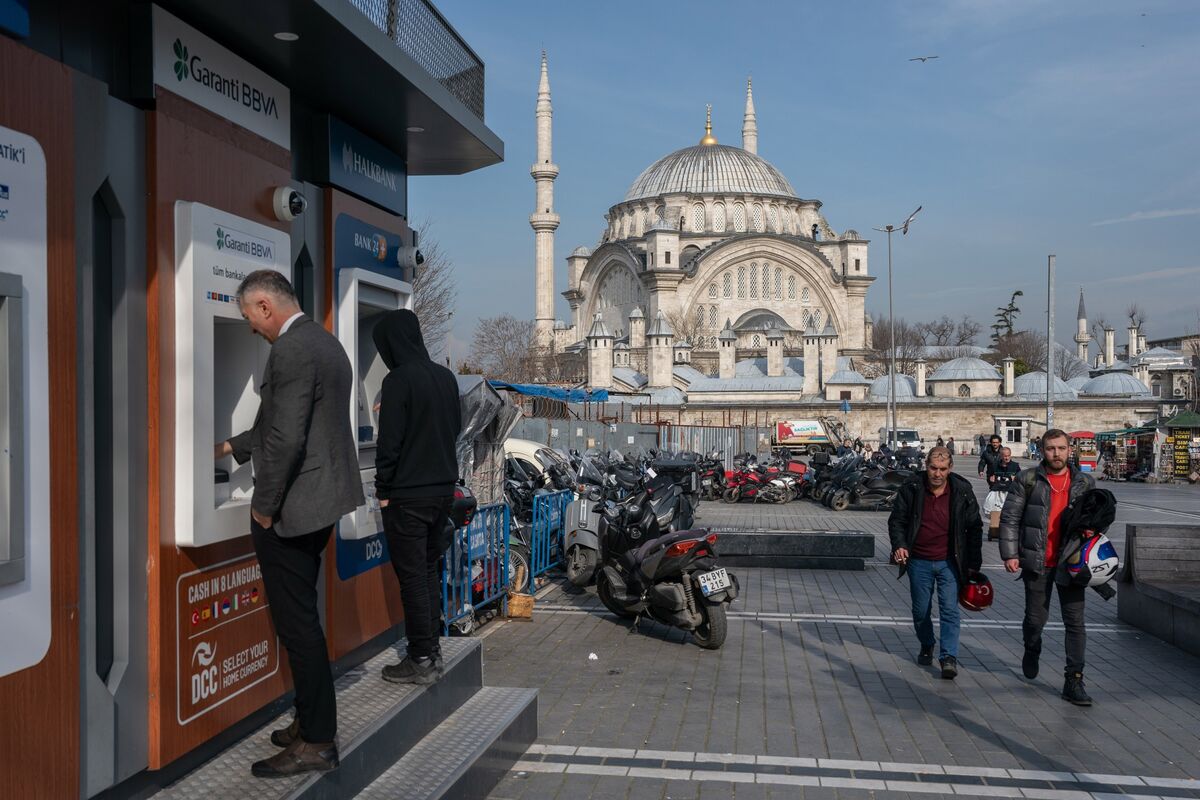 Turkey Cuts Rate 300bps to 43% Amid Easing Inflation
