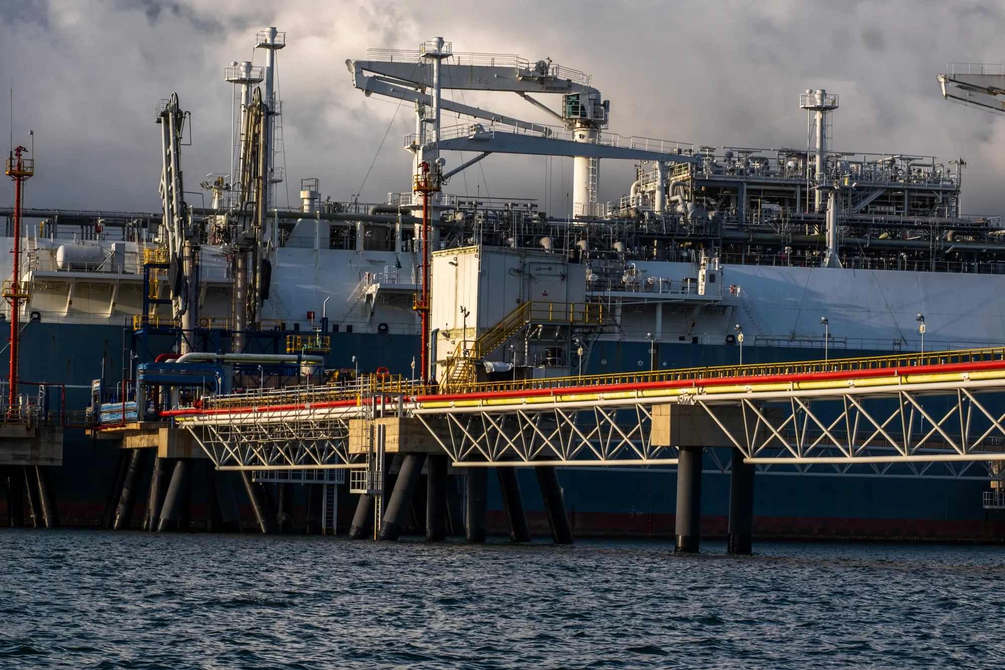 La terminal de gas natural licuado SPEC en las afueras de Cartagena en Colombia.