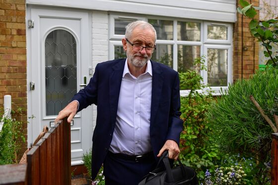 Corbyn Toys With Four-Day Week to Win Over British Workers