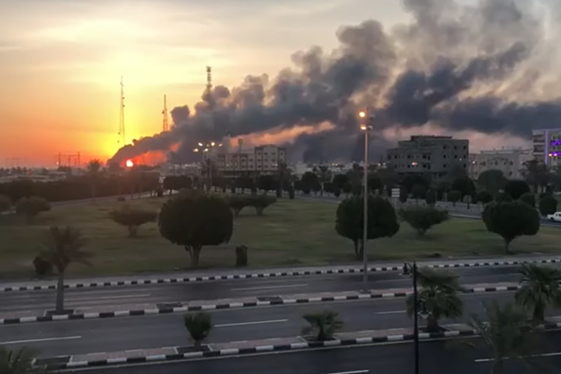 Dym kÅÄbi siÄ od poÅ¼arÃ³w po strajku dronÃ³w w Arabii Saudyjskiej Aramco w Abqaiq 14 wrzeÅnia 2019 r.