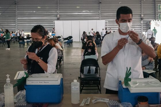Mexico Sinks to Bottom of Pack After Fast Vaccination Start