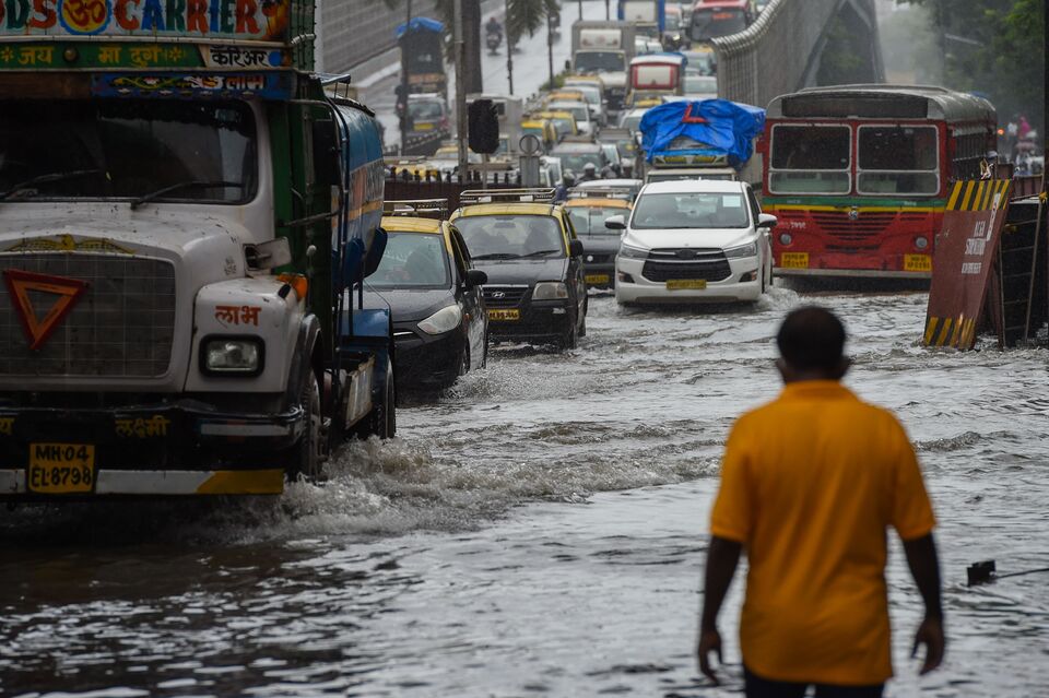 Highest One-Day July Rainfall in Seven Years Kills 25 in Mumbai - Bloomberg