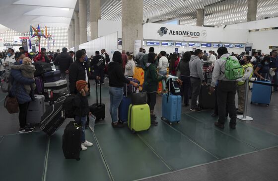 Mexico City Airport Lines Reach Sidewalks as Omicron Hits