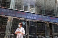 Hong Kong Stocks Sink as Property Fear Spreads Beyond Evergrande