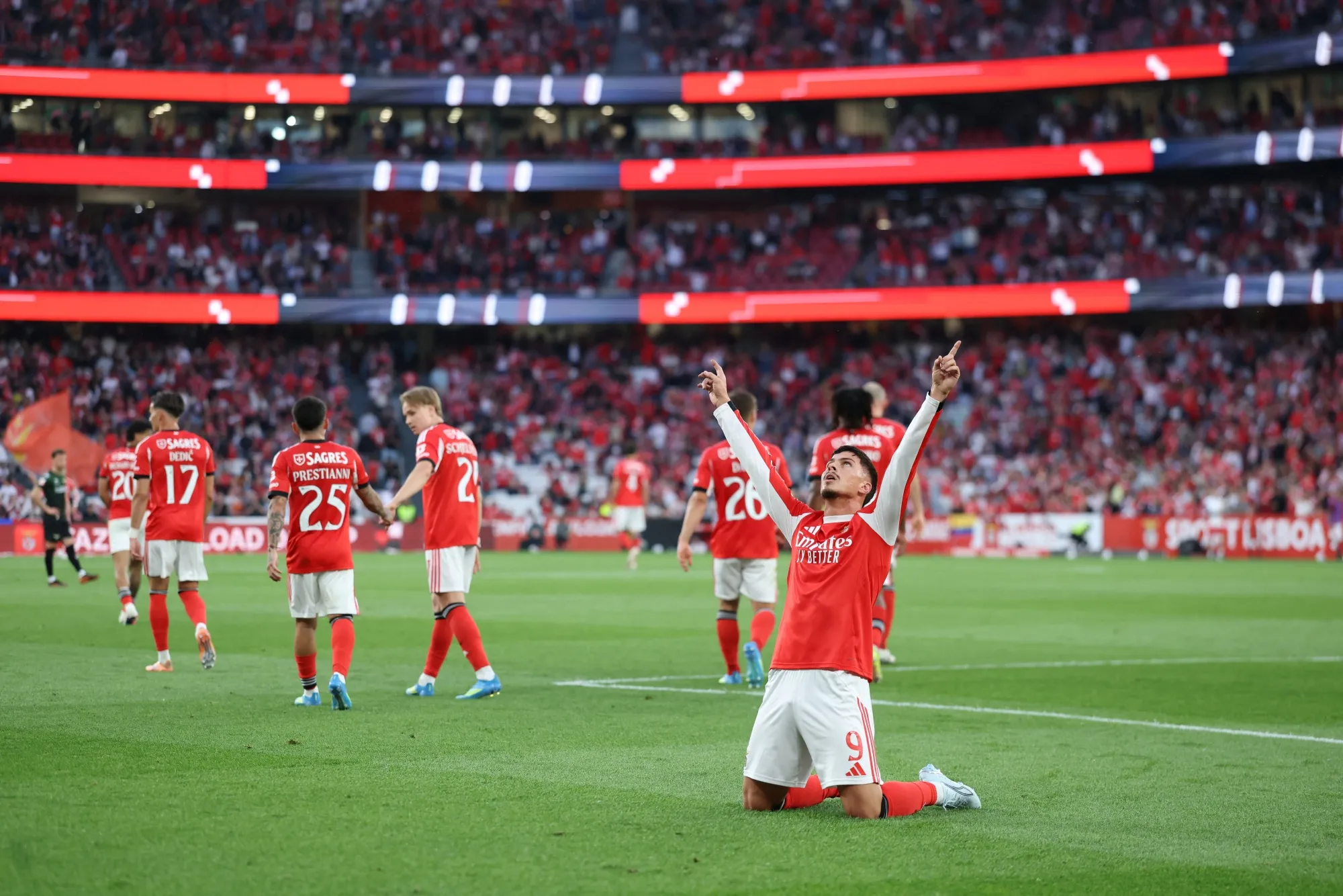 SL Benfica's players&nbsp;celebrate&nbsp;a score during&nbsp;the Portuguese League football match between SL Benfica and Moreirense FC at Luz Stadium in Lisbon on April 25.&nbsp;