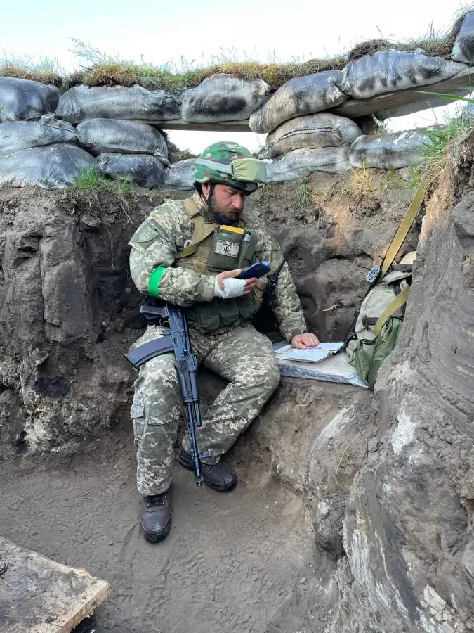 Fedir Shandor teaching students from the frontline trenches in Ukraine.