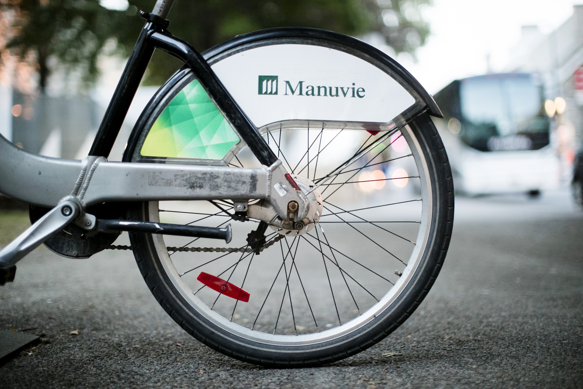 manulife-workers-get-an-extra-week-off-in-2022-wellness-push-bloomberg