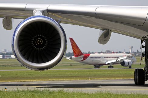 Boeing-Airbus Duopoly Tightens Jet-Order Grip as Upstarts Falter