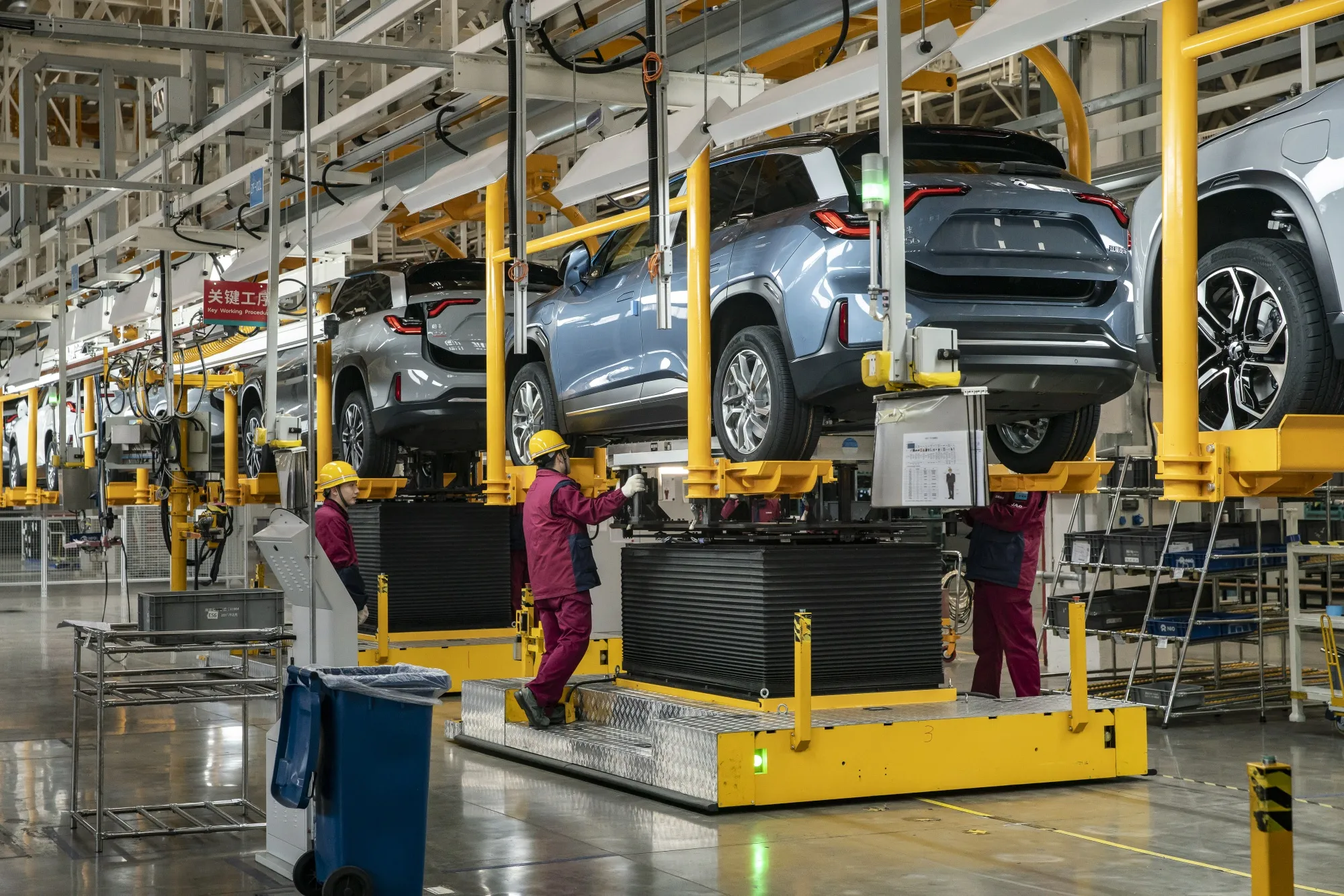Employees install batteries onto a&nbsp;Nio electric SUV at the company’s&nbsp;production facility in Hefei.