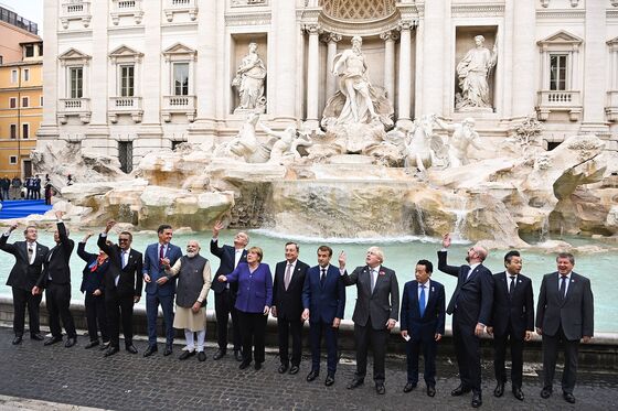 G-20 Leaders Pose by Trevi Fountain, Macron and Johnson Face Off