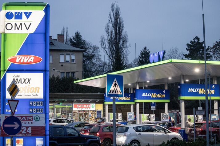 Queues at Hungarian Gas Stations as Fuel Supplies Dwindle