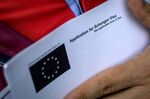 A man holds an EU visa application form .