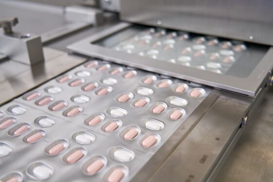 Pfizer Will Dominate $20 Billion Covid-Pill Market in 2022, Analysis Shows