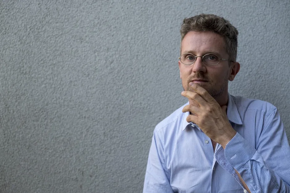 Carlo Ratti evangelizes the concept of a “real-time city,” where physical and social networks are in constant interplay, knitted together by a layer of digital sensors.
