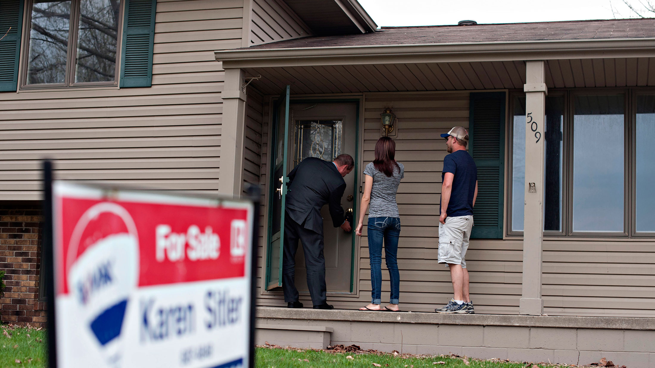 Potential homebuyers in Washington, Ill.
