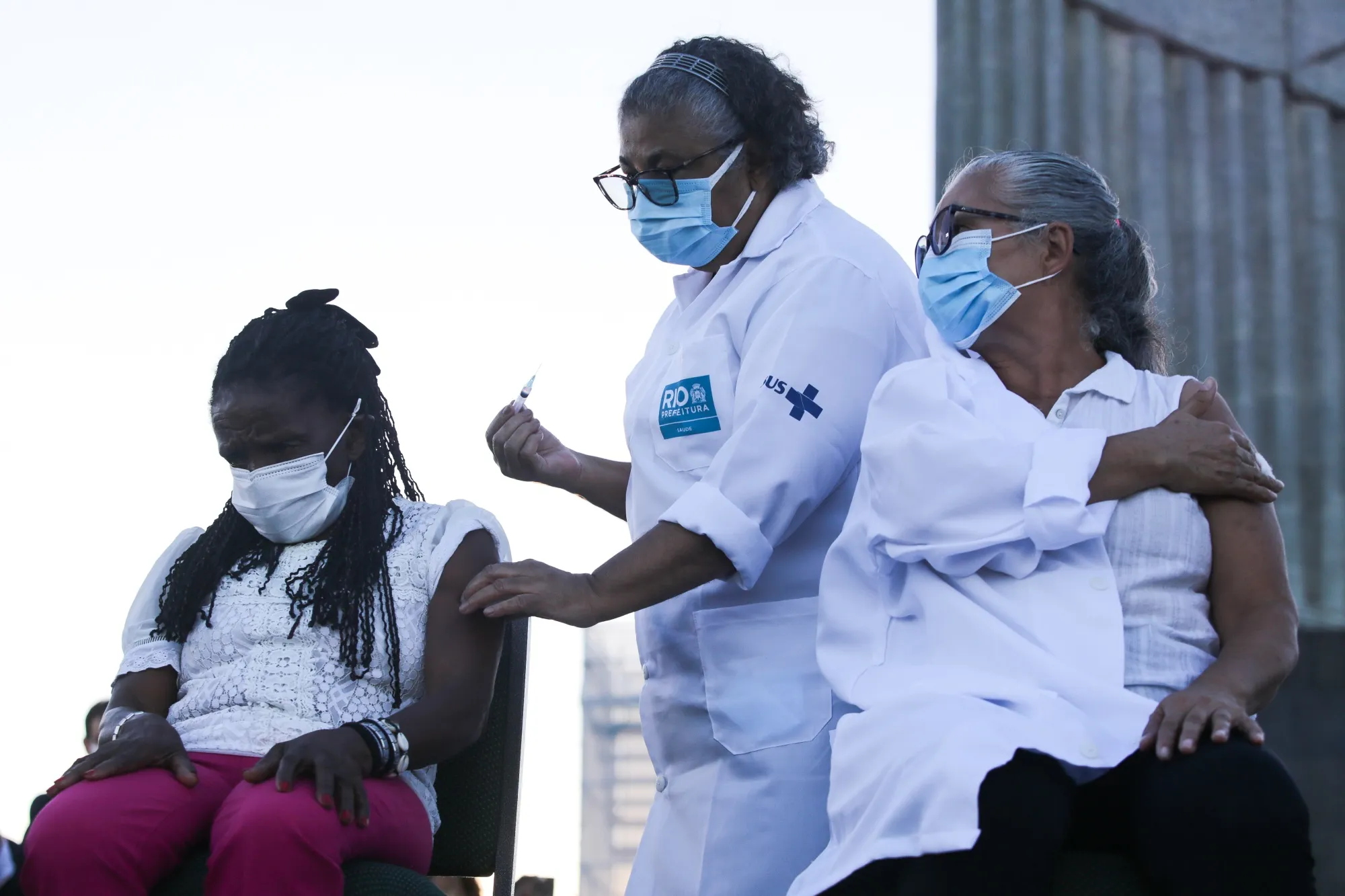 A healthcare worker administers doses of the Sinovac Biotech Ltd. coronavirus vaccine at the Christ the Redeemer statue in Rio de Janeiro, Brazil, on Monday, Jan. 18, 2021. 