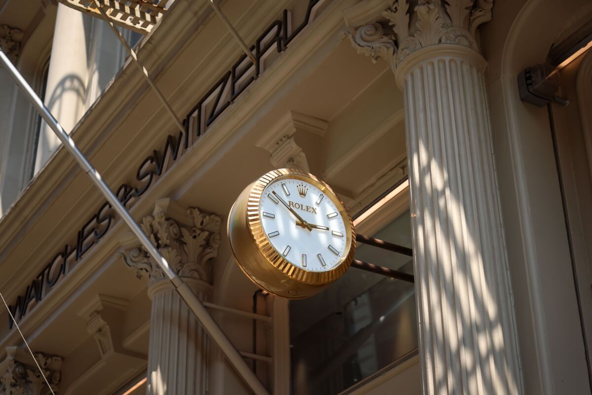 Top UK Rolex Seller Rises as Outlook Eases Concern Over Tariffs