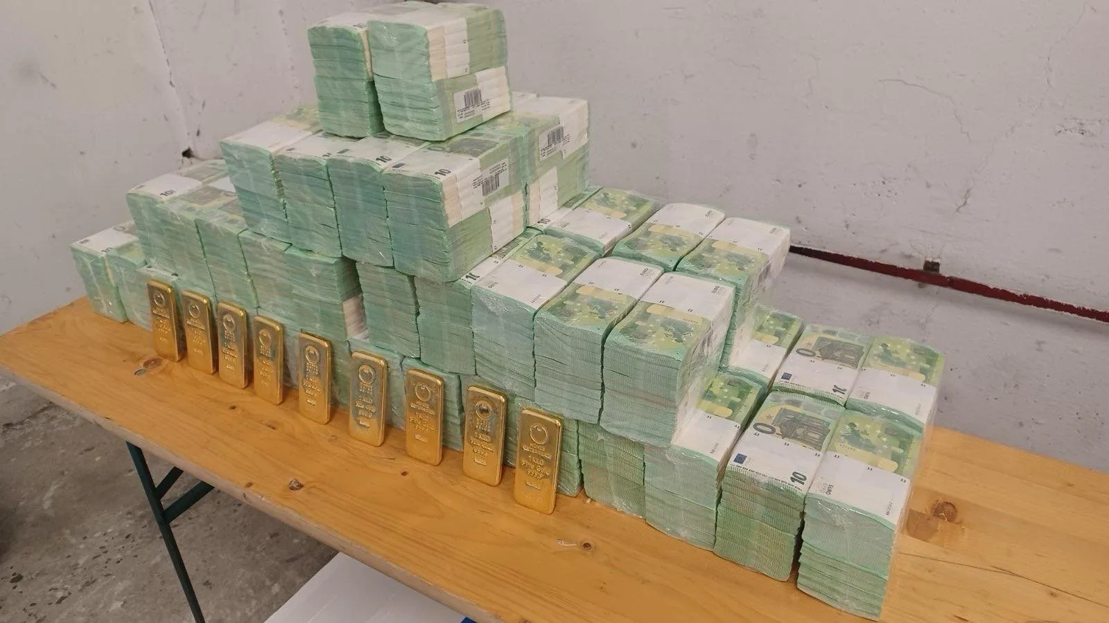 Euros and bars of gold seized by&nbsp;Hungarian counterterrorism officers.