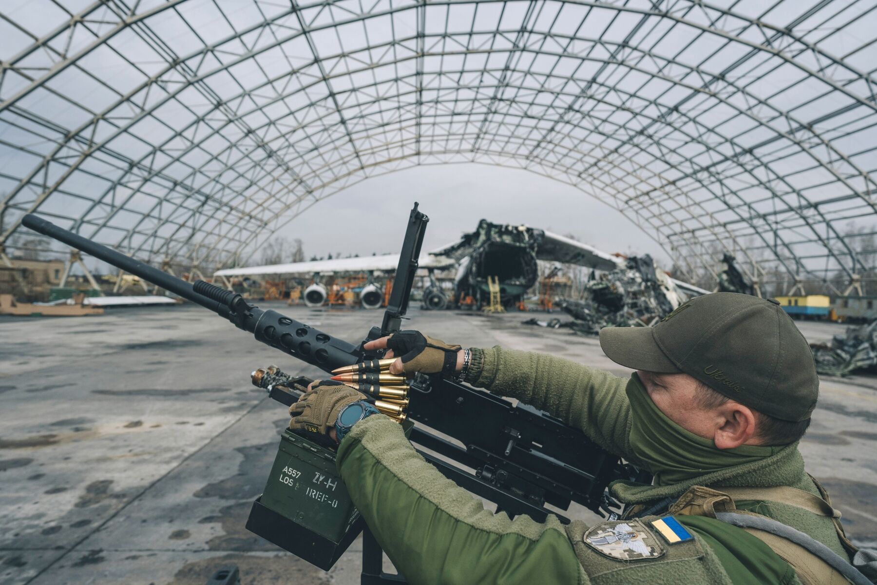 Украинский солдат загружает боеприпасы в пулемет М2 Браунинг. Фотограф: Андрей Кравченко/Bloomberg