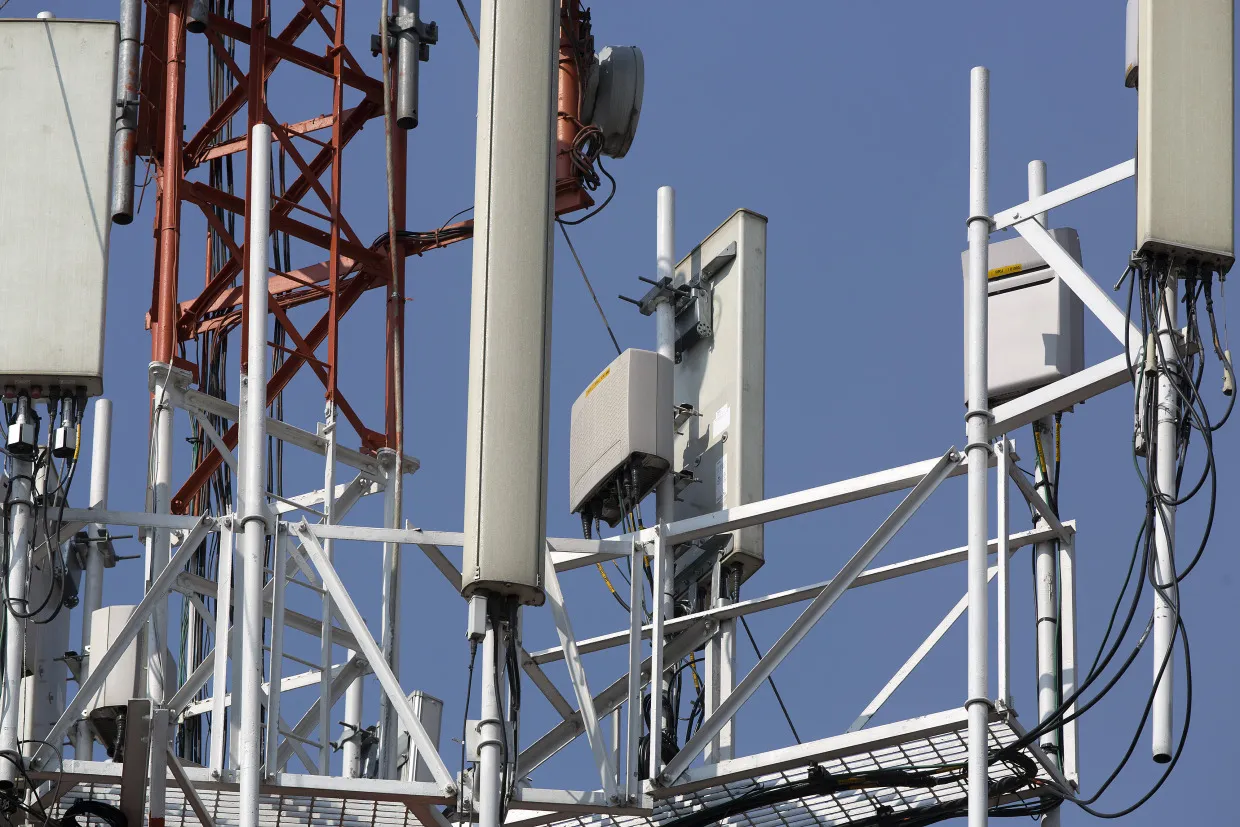 Slim's Telesites Spinoff Plan Is Challenge to American Tower
