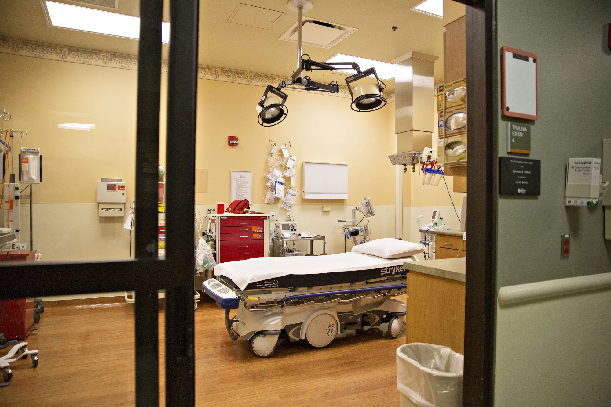 A exam bed sits in a trauma room.