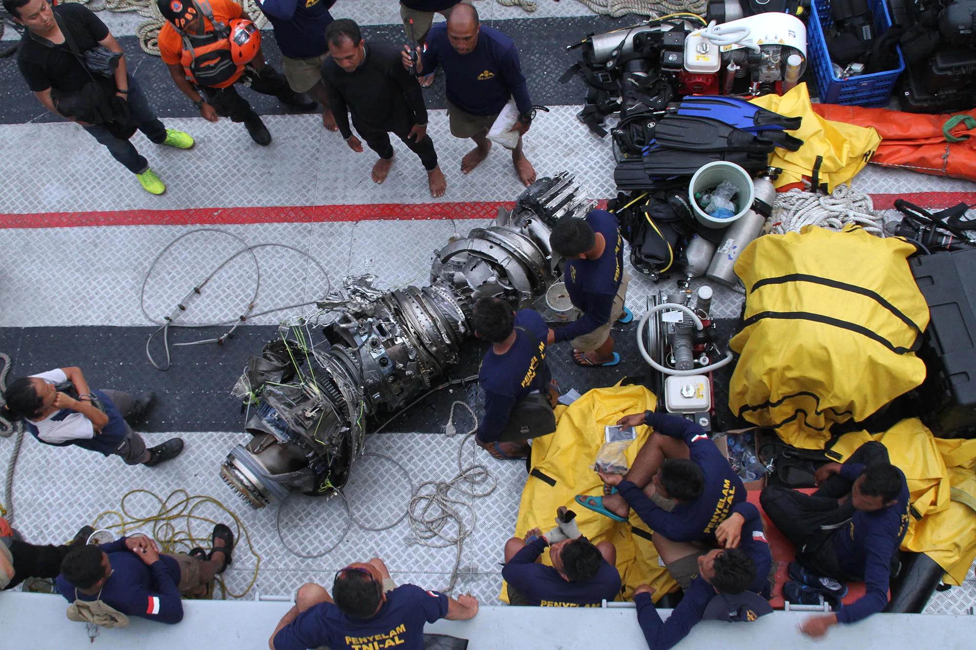 Parts of an engine from the Lion Air crash are recovered from the Java Sea in 2018.