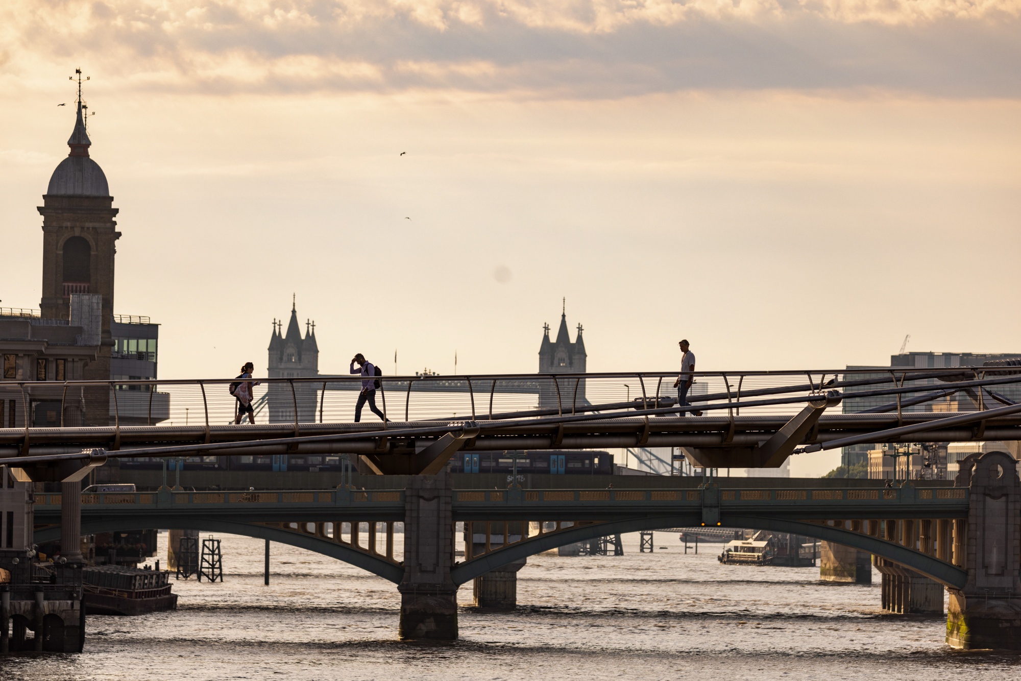 UK Bonds, Pound Tumble as Traders Eye BOE Exit - Bloomberg