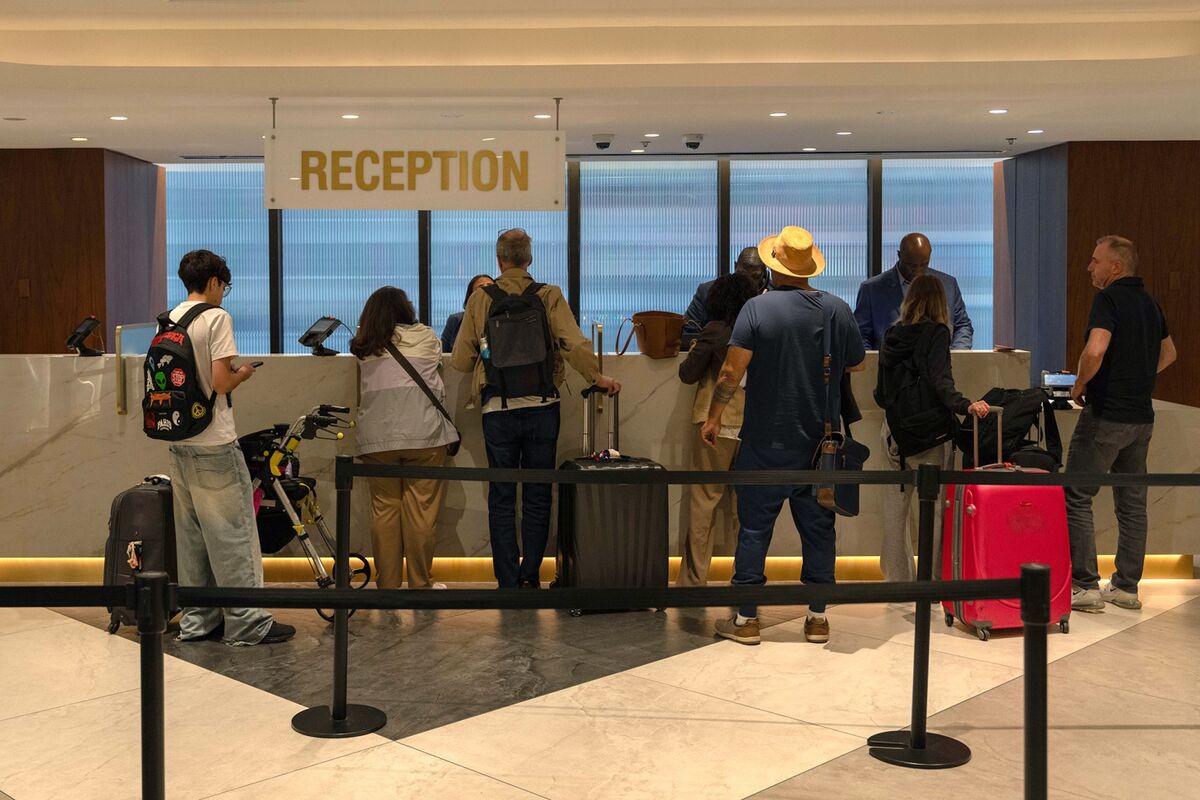 🟪"Consumi in Crescita: I Viaggiatori Prenotano Tardi, Secondo il CEO di Marriott"